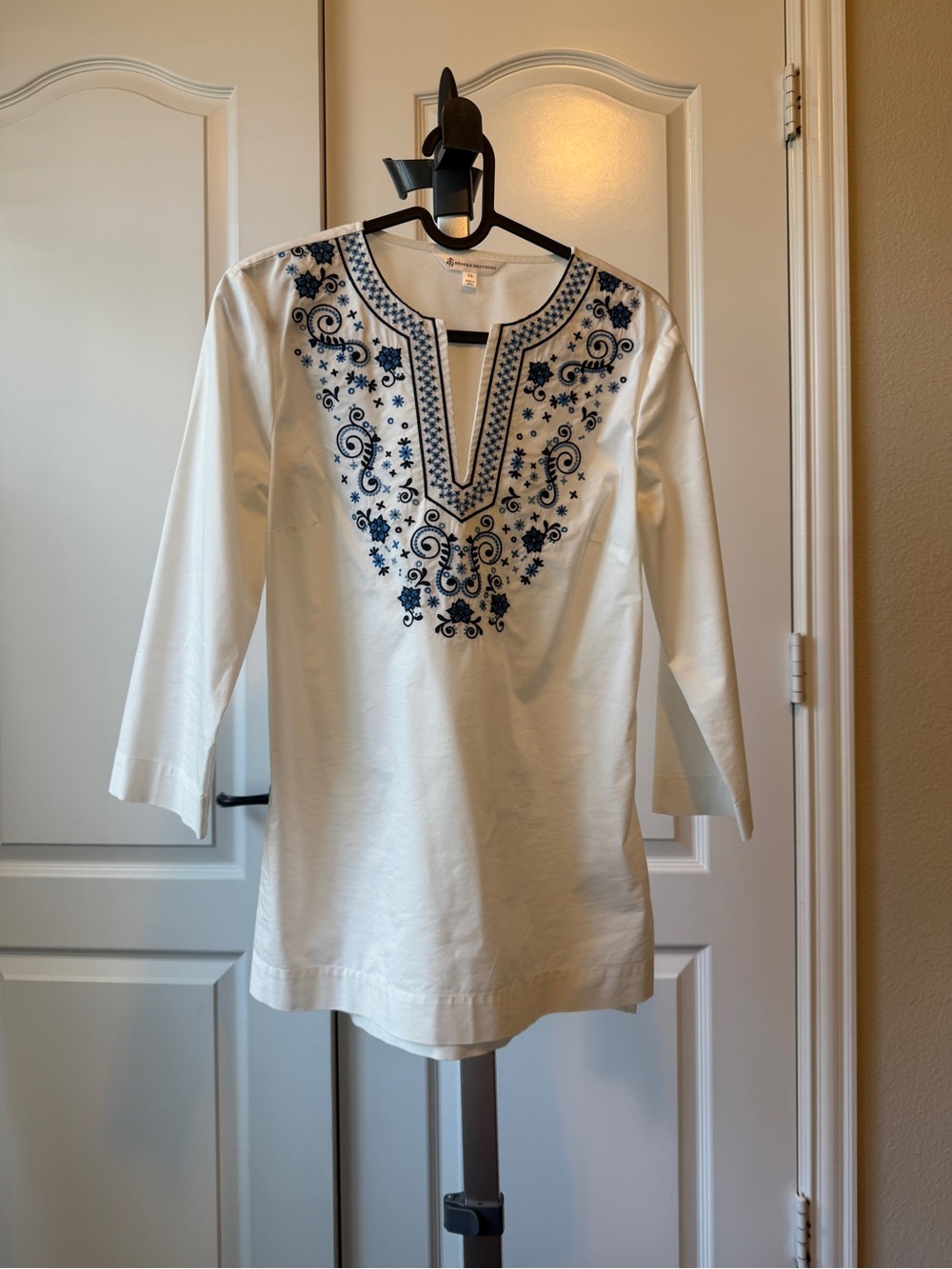 Brooks Brothers Women's White Embroidered V-Neck Tunic Top - Blue Floral Detail